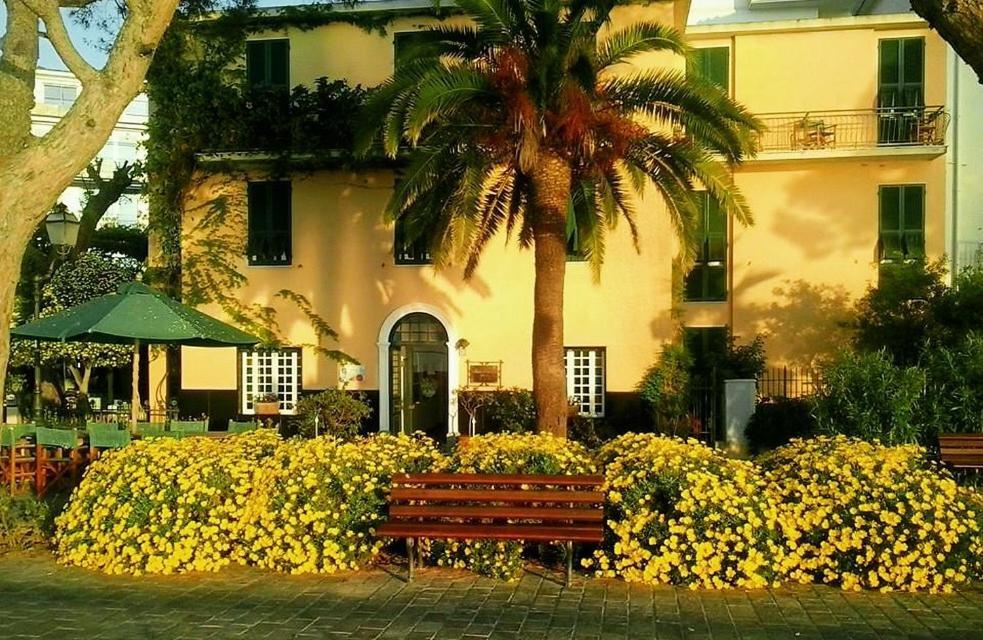 Hotel Beau Rivage Алассио Экстерьер фото