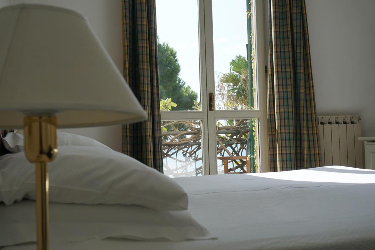 Hotel Beau Rivage Алассио Экстерьер фото