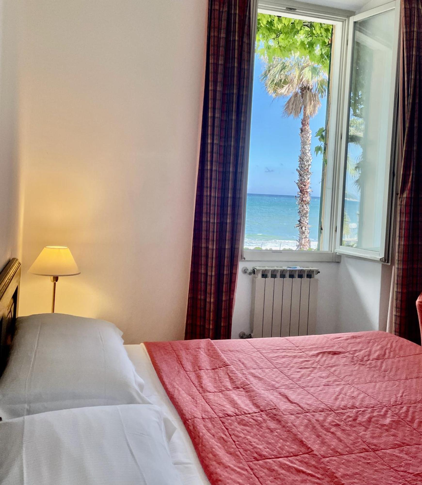 Hotel Beau Rivage Алассио Экстерьер фото